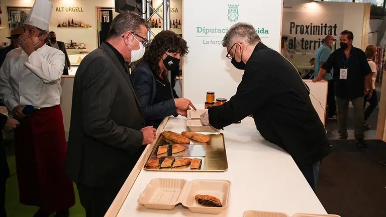 Teresa Jordà i Joan Talarn en l'espai d'aliments del territori @JosepAPérez