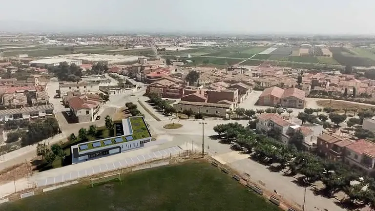 Situació de l'edifici en el Pla de Dalt al costat del camp de futbol