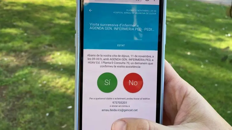 Cedida a l'ACN per l'ICS
Pla detall d'un telèfon mòbil amb la citació per SMS per acudir a visita a l'hospital Arnau de Vilanova de Lleida, el 9 de novembre del 2021. (Horitzontal)
Foto en Alta