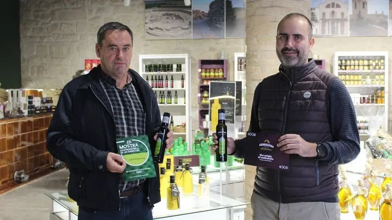 Entrega de les ampolles d'oli d'oliva verge extra amb de la Cooperativa Arbequina
