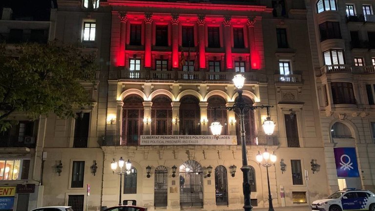 La façana de la Paeria de Lleida il·luminada de vermell en motiu del Dia Mundial de la Sida - Foto: Paeria de Lleida