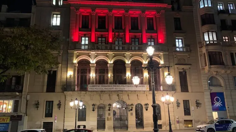 La façana de la Paeria de Lleida il·luminada de vermell en motiu del Dia Mundial de la Sida - Foto: Paeria de Lleida