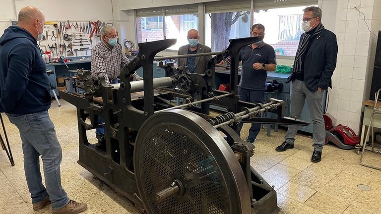 Joan Talarn visita els tècnics que reparen la màquina impressora ©Diputació (1)