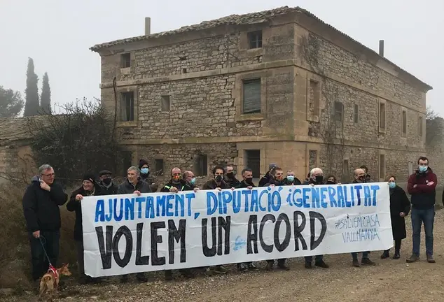 Concentració davant la casa Vallmanya ©IniciativaPopularSalvem CasaVallmanya