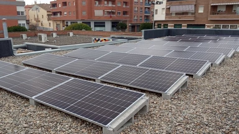 Plaques solars al consultori mèdic de Torrefarrera.