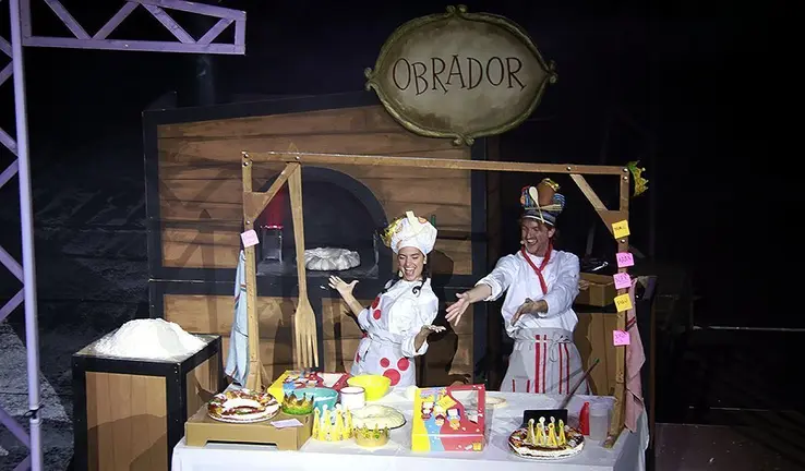 Una de les escenes que mostra com es fa el tortell de reis a l'espectacle La Factoria dels Reixos ©AnnaBerga
