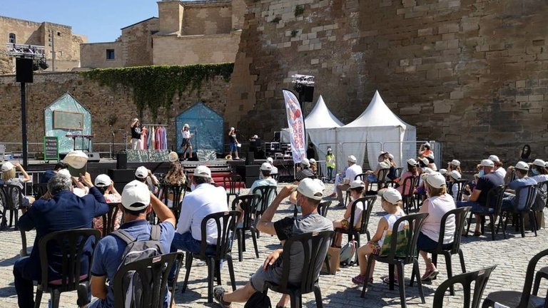 Cedida a l'ACN per l'Afanoc
Pla obert on es veu el públic assentat a les cadires durant la celebració de la 8a festa 'Posa't la Gorra' a Lleida, el 13 de juny de 2021. (Horitzontal)