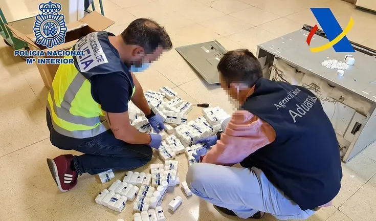 Els agents localitzen els fàrmacs dins d'un forn ©Policia