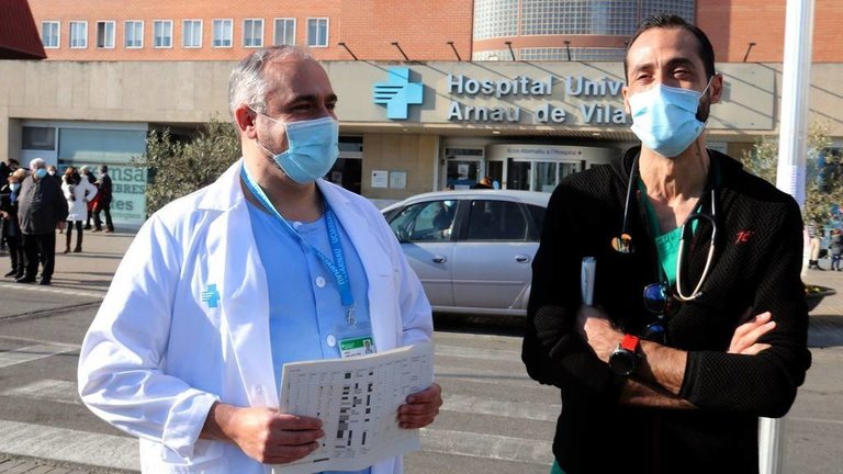 Salvador Miret
Pla mitjà dels doctors José Luís Morales Rull i Jesús Caballero, davant de l'Hospital Arnau de Vilanova de Lleida, el 14 de gener del 2022. (Horitzontal)