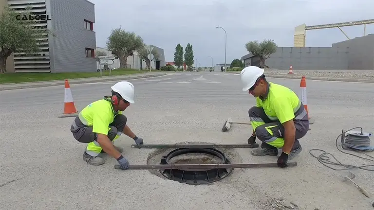 Els operaris reparen una tapa de serveis amb materials de Calcel ©Sorigué