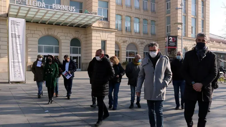 Representants d'institucions lleidatanes i sindicals davant de l'estació Lleida-Pirineus
Data de publicació: dimecres 26 de gener del 2022, 12:39
Localització: Lleida
Autor: Salvador Miret