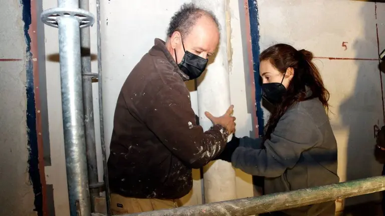 Josep Minguell i Iris Henrández retirant, mitjançant la tècnica de l'strappo, pintures situades al presbiteri de l'església de Santa Maria de Tàrrega.
Data de publicació: dilluns 14 de febrer del 2022, 14:21
Localització: Tàrrega
Autor: Oriol Bosch