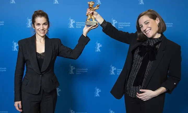 La directora de cinema Carla Simón, a la dreta, amb la productora, María Zamora, mostra l'Os d'Or de la Berlinale aconseguit amb el film 'Alcarràs'
Data de publicació: dimecres 16 de febrer del 2022, 22:44
Localització: Barcelona
Autor: Festival de Cinema de Berlín