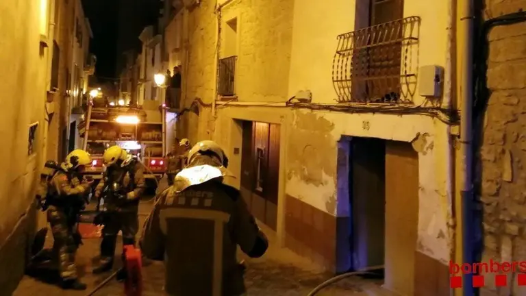 Els Bombers de la Generalitat a l'exterior de la casa on s'ha produit l'incendi mortal al centre de les Borges Blanques
Data de publicació: dissabte 26 de febrer del 2022, 10:24
Localització: Les Borges Blanques
Autor: Bombers de la Generalitat