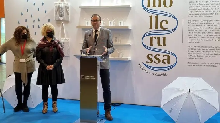 L'alcalde de Mollerussa, Marc Solsona, durant la presentació de la nova marca turística 'Mollerussa et conVida' acompanyat de la regidora de Turisme, Rosalia Carnicé i la responsable tècnica de la regidoria, Mireia Caba
Data de publicació: dissabte 19 de març del 2022, 19:38
Localització: Mollerussa
Autor: Cedida per l'Ajuntament de Mollerussa