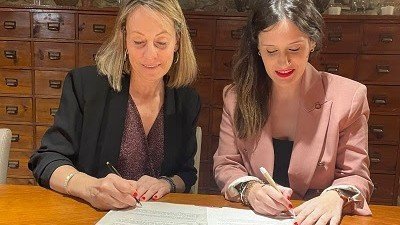 La directora general de l'INCAVI, Alba Balcells, i la presidenta de l'Associació Catalana de Sommeliers, Anna Vicens, signant el conveni - Foto: Departament d'Acció Climàtica, Alimentació i Agenda Rural