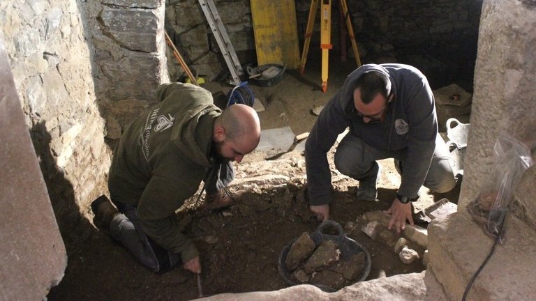 Arqueòlegs treballant en l'excavació a la Casa del Call de Tàrrega