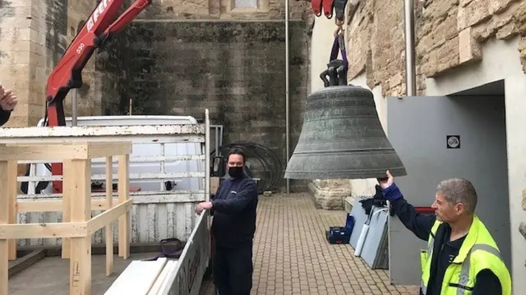 La campana Mònica de la Seu Vella, surt de la sala on esperava per marxar cap a Àustria
Data de publicació: dimarts 05 d’abril del 2022, 19:11
Localització: Lleida
Autor: Cedida pel Departament de Cultura