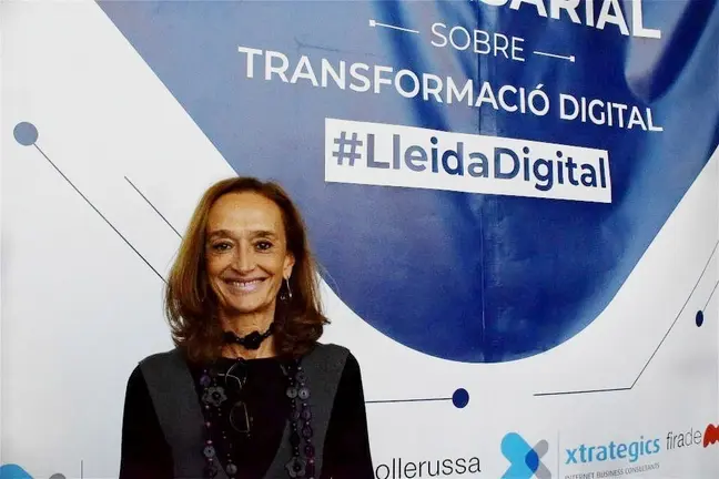 La ponent Luz Hernández sobre la "Customer Experience" al Teatre L'Amistat ©Marta Argilés