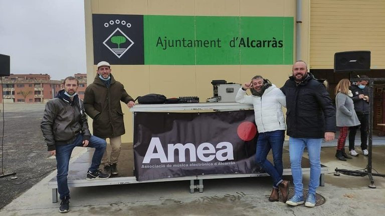 L'Associació de música electrònica d'Alcarràs (AMEA) preparats pel vermut electrònic i solidari del diumenge ©AMEA