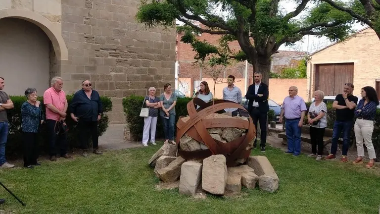 Inauguració de l'escultura 'Per la pau' de Barbens