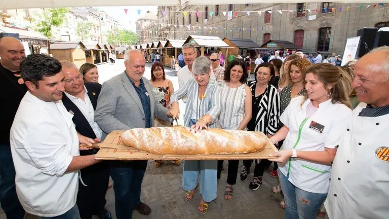Inauguració de la Fira del Pa amb el tall de la barra de pa gegant ©Jordi Prat