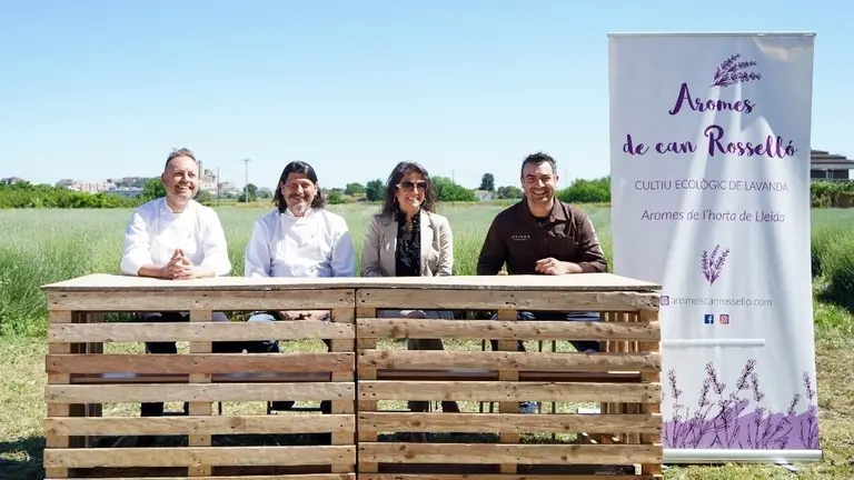 Presentació de la 'Nit de lavanda. Gastronomia sensorial', en el marc de la 5a Floració de la lavanda d'Aromes de Can Roselló. Fotografia: Cristina Mongay.