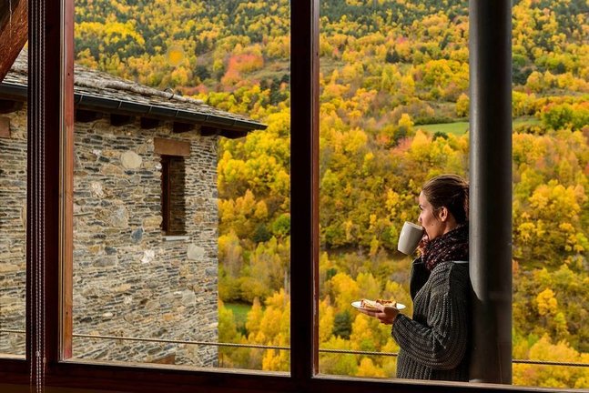 Una dona es pren un cafè en un allotjament rural situat en l'àmbit del Parc Natural de l'Alt Pirineu

Localització: Farrera

©Cedida a l'ACN pel Departament d'Acció Climàtica