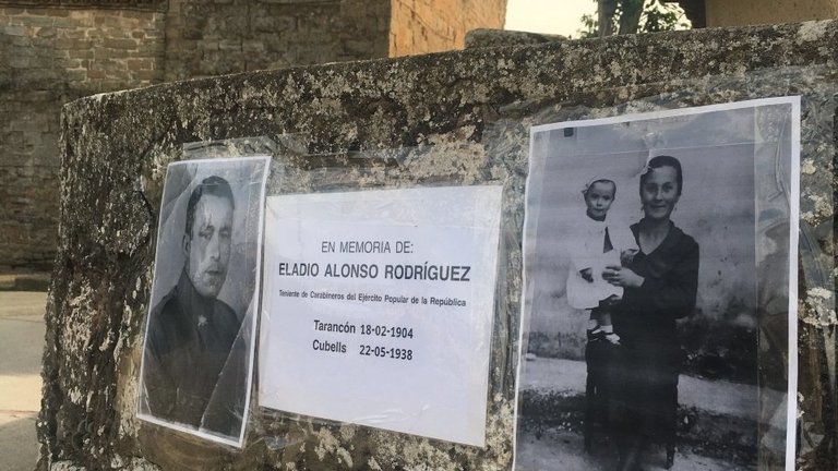 Plaques simbòliques de paper posades pels familiars d'Eladio Alonso Rodríguez a Cubells