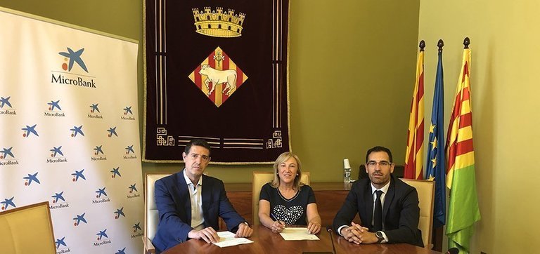 L'alcaldessa Núria Palau signa el conveni amb MicroBank @Borges