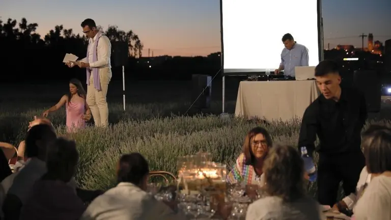 Sopar enmig del camp d'espígol de Can Rosselló.