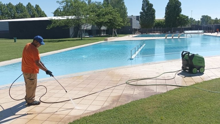 Treballs de manteniment a les piscines d'estiu de Tàrrega. Fotografia: Ajuntament de Tàrrega.