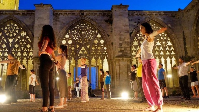 Sessió de ioga al claustre de la Seu Vella. Fotografia: Ajuntament de Lleida.