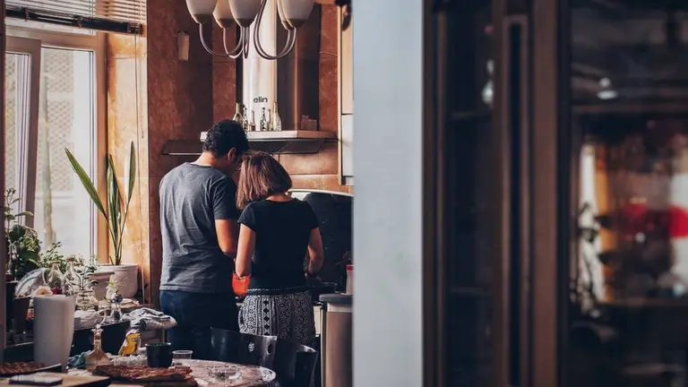 pis casa parella família matrimoni cuina cuinar
- soroush karimi (unsplash)