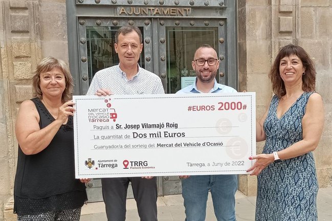 Lliurament del premi de 2.000 euros al guanyador del sorteig