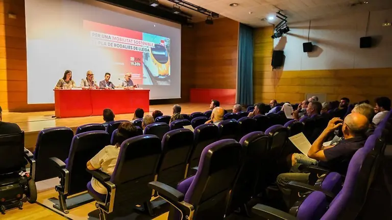 Fèlix Larrosa, Joel Bastons i Lorena González reivindiquen el Pla de Rodalies a Mollerussa ©PSC