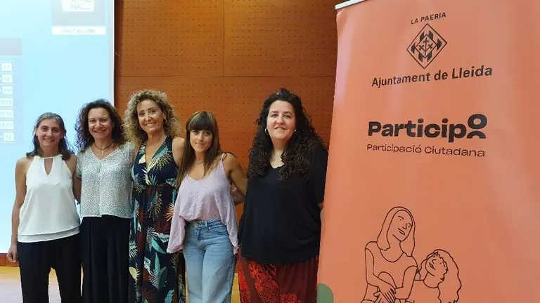 La regidora Marta Gispert i l'equip de tècniques de la Regidoria durant la presentació de la campanya "Participa. Fes un clic, fes ciutat" ©AjLleida