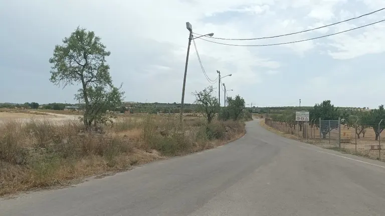 A l'esquerra, terreny que acollirà la nova seu de l'Associació de Familiars de Malalts d'Alzheimer de Tàrrega i Comarca. Fotografia: Ajuntament de Tàrrega.