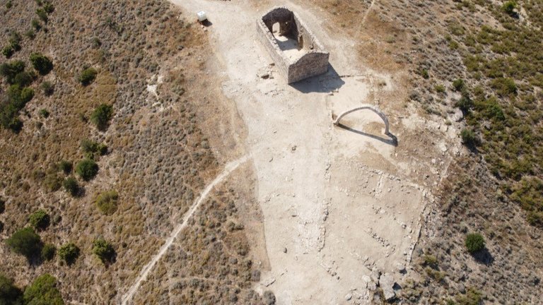 Les restes de l'antiga ermita i de l'arc d'Adar, al municipi de Llardecans ©AjLlardecans