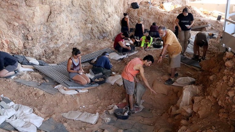Arqueòlegs excavan al jaciment de la Roca dels Bous ©SalvadorMiret