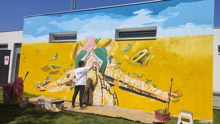 Aral Lara Gombau pintant un mur a l'Street Art Festival de Torrefarrera ©AjTorrefarrera