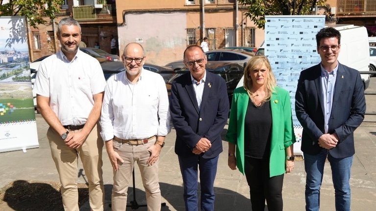 La consellera, l'alcalde i el primer tinent d'alcalde han visitat l'espai dels blocs Voravia. Fotografia: Ajuntament de Lleida.