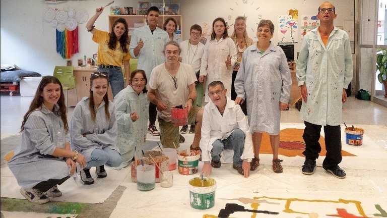 Foto de grup d'alguns dels participants al taller 'Pintem el món' del festival Embarrat amb l'Associació Alba de Tàrrega ©AjTàrrega