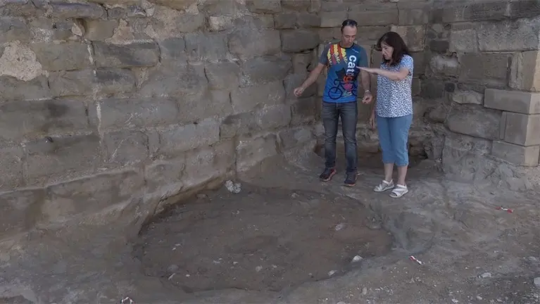 Àlex Mases i Eva llauet visiten les sitges trobades a l'església de Linyola ©Territoriscat