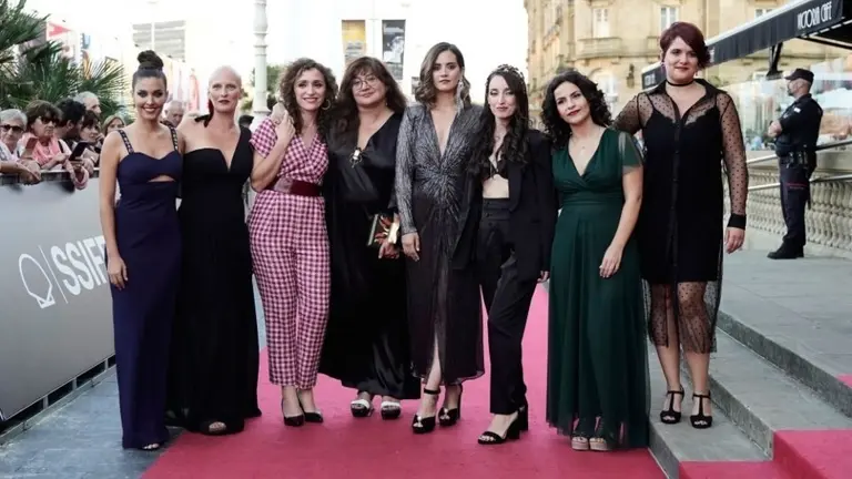 Algunes de les artífexs del documental 'El sostre groc', ahir a la catifa vermella del Festival de Sant Sebastià. Fotografia: Ulises Proust.