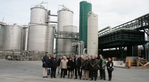 Els alcaldes i tècnics de Nufri davant de les instal·lacions de la planta.