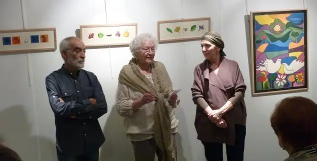 L'artista Roser Ripollès, flanquejada pel regidor de Cultura Francesc Macià i la presidenta d'ARTS25400, Marta Viles