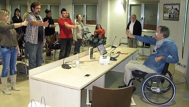 Francesc Granja fa participar al públic en la sessió del taller d'emocions, a Golmés.