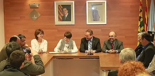 La Infermera Teresa Barqué signant en el llibre d'Honor de l'Ajuntament de Golmés.