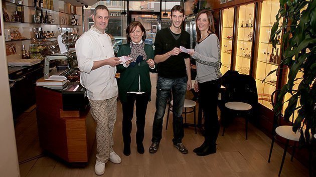 Jordi Tricas i Esther Font lliuren els 500 euros als guanyadors de la promoció.